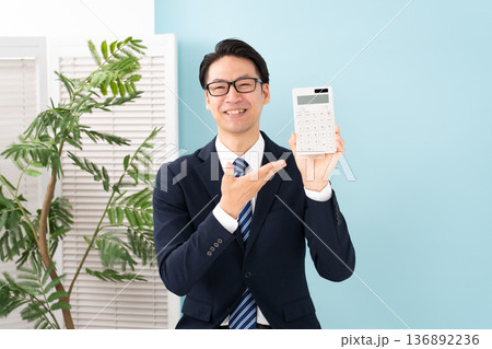 計算機を持つ男性 136892236
