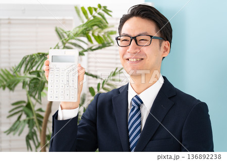 計算機を持つ男性 136892238