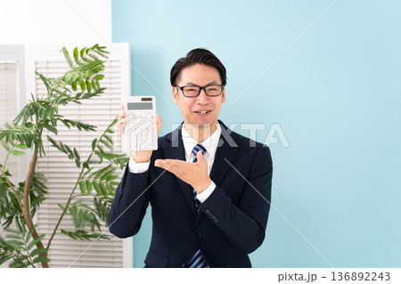 計算機を持つ男性 136892243