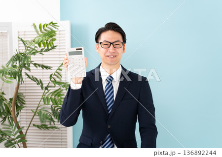 計算機を持つ男性 136892244