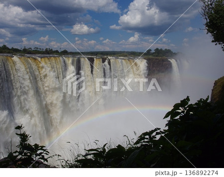 木陰から見たビクトリアの滝と虹 136892274