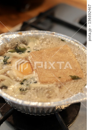 アルミ鍋の鍋焼きうどんを火にかけて煮立たせているところ 136892467