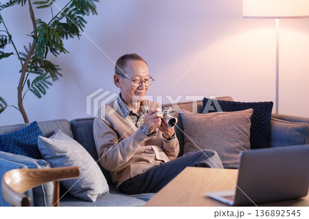 シニア男性　趣味　カメラ 136892545