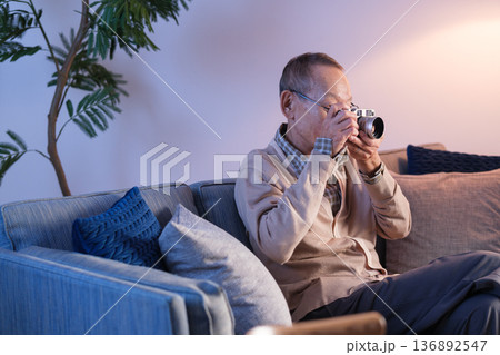 シニア男性　趣味　カメラ 136892547