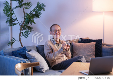 シニア男性　趣味　カメラ 136892550