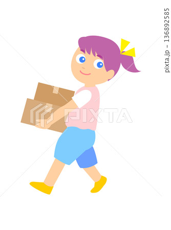 引っ越しで荷物を運んでいる女の子 136892585