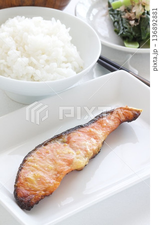 焼き鮭の切身定食 136892881