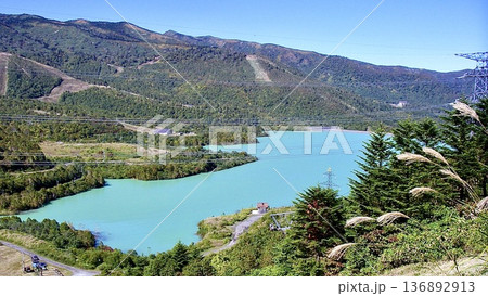 新潟県湯沢町の秋のかぐらスキー場の田代湖 新潟県湯沢町の秋のかぐらスキー場の田代湖 136892913