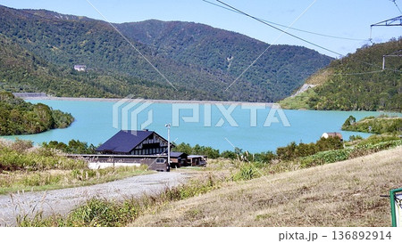 新潟県の秋の山と湖 136892914