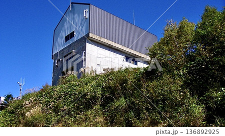 新潟県湯沢町の秋のかぐらスキー場のゴンドラ駅 新潟県湯沢町の秋のかぐらスキー場のゴンドラ駅 136892925