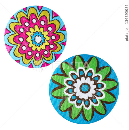 白背景に切り抜かれた鮮やかな花柄刺繍のくるみボタン2個セット 白背景に切り抜かれた鮮やかな花柄刺繍のくるみボタン2個セット 136893082