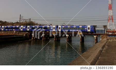 反転色ドアラミュー特急 136893190