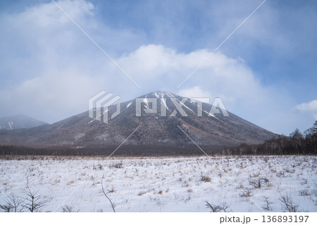 冬の晴れた空と雪化粧した男体山 136893197