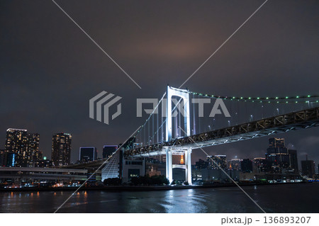 レインボーブリッジの見える夜景 レインボーブリッジの見える夜景 136893207