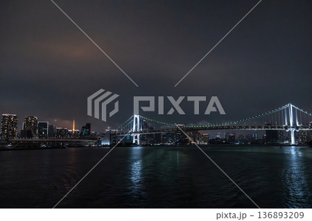 レインボーブリッジの見える夜景 レインボーブリッジの見える夜景 136893209