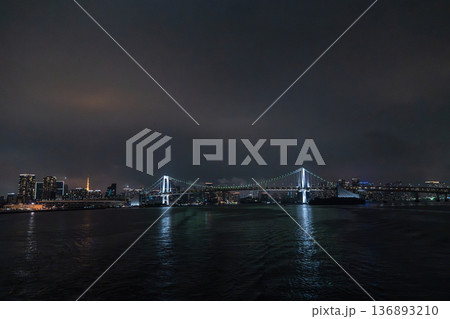 レインボーブリッジの見える夜景 レインボーブリッジの見える夜景 136893210
