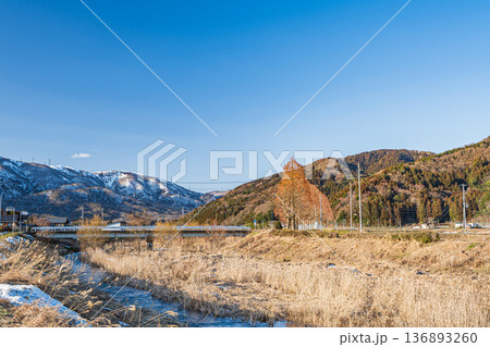 浅春の知内川と残雪の野坂山地　滋賀県高島市マキノ町 136893260