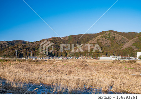 知内川越しの里山風景　滋賀県高島市マキノ町 136893261
