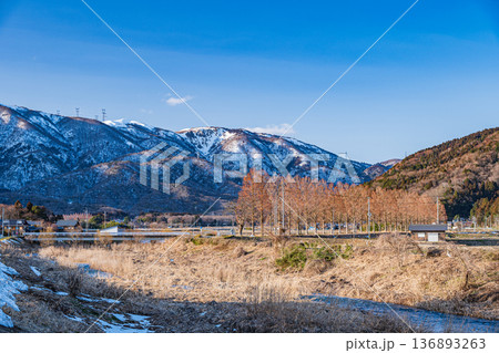 浅春の知内川と残雪の野坂山地　滋賀県高島市マキノ町 136893263