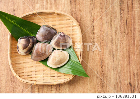 竹ざるに盛った生の蛤（はまぐり） 136893331