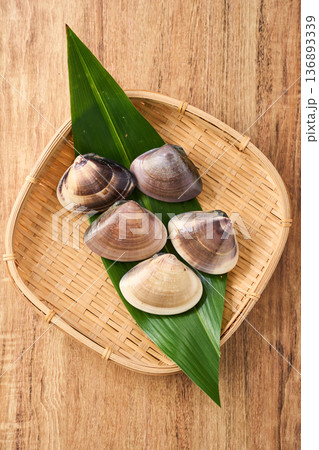 竹ざるに盛った生の蛤（はまぐり） 136893339