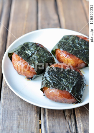 甘辛く味付けしたイモ団子の磯部巻き 甘辛く味付けしたイモ団子の磯部巻き 136893353