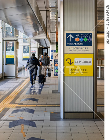 色分けされた乗り場案内と歩行者 色分けされた乗り場案内と歩行者 136893426
