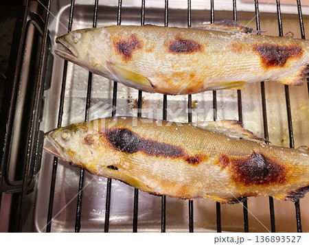 鮎の塩焼き 夏の川魚の定番料理 鮎の塩焼き 夏の川魚の定番料理 136893527