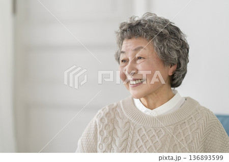 笑顔のシニア女性 笑顔のシニア女性 136893599