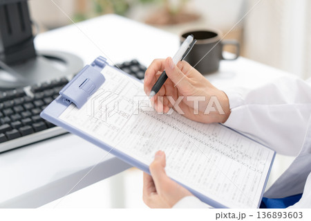 医療　白衣の男性　会話　手元 136893603