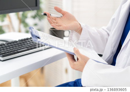 医療 白衣の男性 会話 手元 医療 白衣の男性 会話 手元 136893605