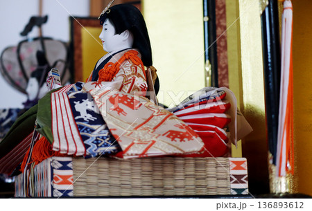 古いおひな様の衣の重なりを側面から 古いおひな様の衣の重なりを側面から 136893612