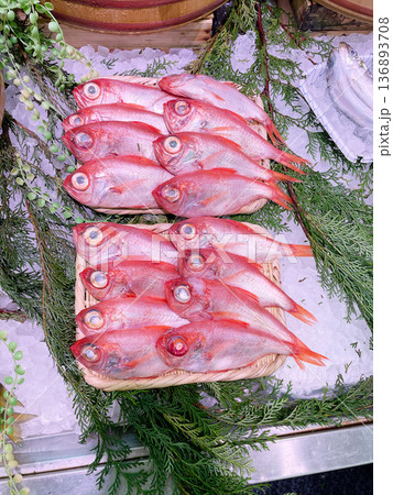 小ぶりな金目鯛 赤い高級魚のアップ 小ぶりな金目鯛 赤い高級魚のアップ 136893708