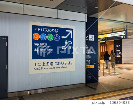 高速バス乗り場の大型案内表示 136894088