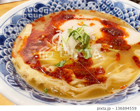 酸辣湯麺 酸っぱ辛い中華スープ麺 酸辣湯麺 酸っぱ辛い中華スープ麺 136894559