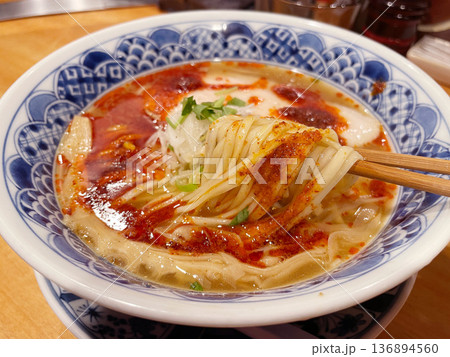 酸辣湯麺 酸っぱ辛い中華スープ麺 酸辣湯麺 酸っぱ辛い中華スープ麺 136894560