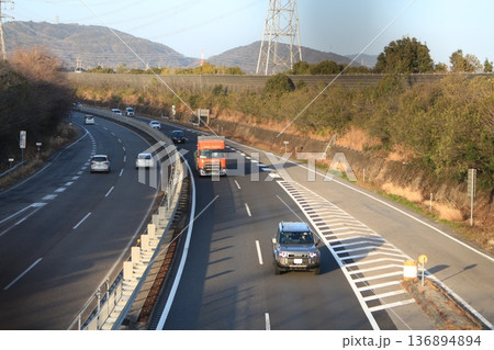 高速道路を走行する車を撮影しました。 高速道路を走行する車を撮影しました。 136894894