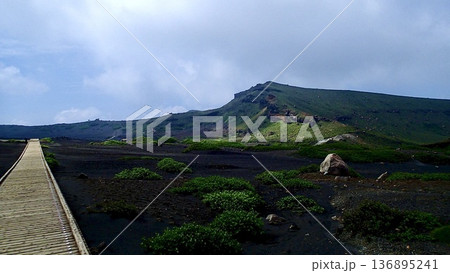 熊本県阿蘇市の砂千里ヶ浜の風景 136895241