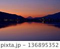 諏訪湖より富士山を望む 136895352