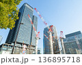 東京 丸の内の再開発でビル建築を行うタワークレーン、高層ビル街で建設が進む工事現場 136895718