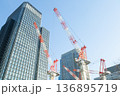 東京 丸の内の再開発でビル建築を行うタワークレーン、高層ビル街で建設が進む工事現場 136895719