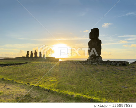 アフ・タハイとアフ・ヴァイウリ、タハイ儀式村のモアイ、イースター島、2025年 136897658