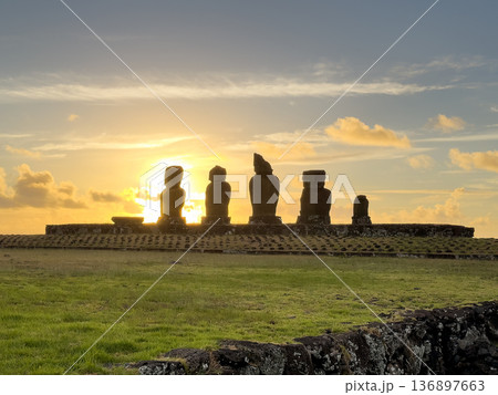 アフ・ヴァイウリと夕焼け空、タハイ儀式村のモアイ、イースター島、2025年 136897663