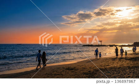 夕暮れの海辺  136897867