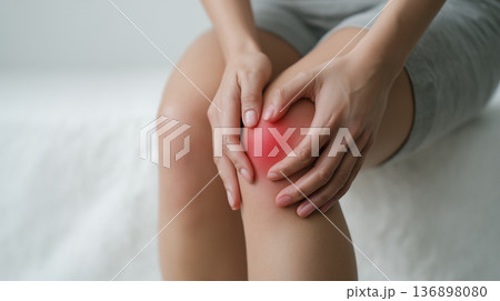 人体のイメージ　膝の痛み 136898080