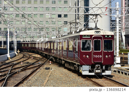 大阪梅田に到着する阪急神戸線 7000系 136898214