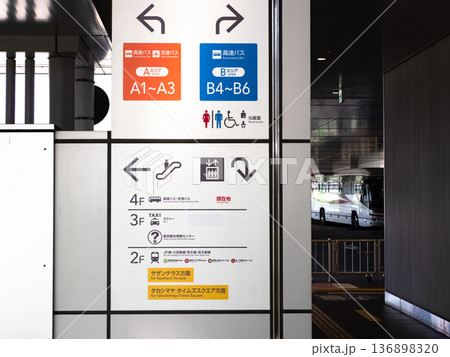 都市型バスターミナルのフロア構成案内表示 136898320