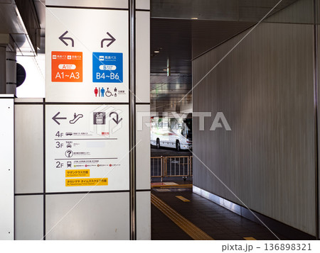 大型バスターミナルの階層構造表示 大型バスターミナルの階層構造表示 136898321