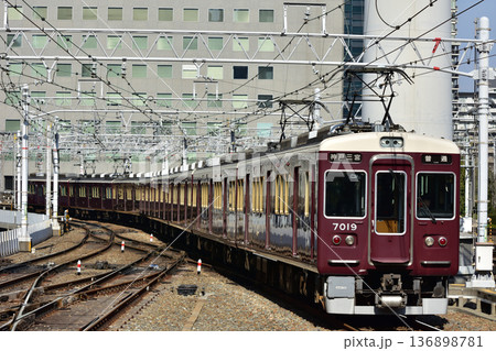 大阪梅田に到着する阪急神戸線 7000系 大阪梅田に到着する阪急神戸線 7000系 136898781
