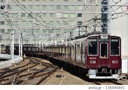 大阪梅田に到着する阪急神戸線 8000系 大阪梅田に到着する阪急神戸線 8000系 136898891